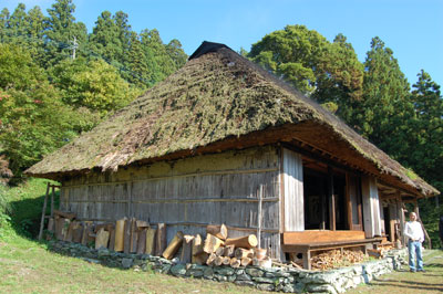 Paul Cato is standing in front of this nearly 300-year-old house, now known as the Chiiori Trust (chi = “bamboo root” and iori = a kind of cottage) — Iya Valley.