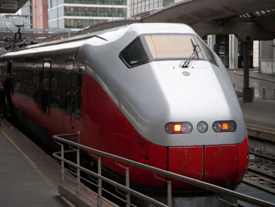 Three comfortable NSB Class 73 trains run daily between Oslo and Trondheim, stopping in Dombås to allow passengers to change for the exciting descent to Åndalsnes.