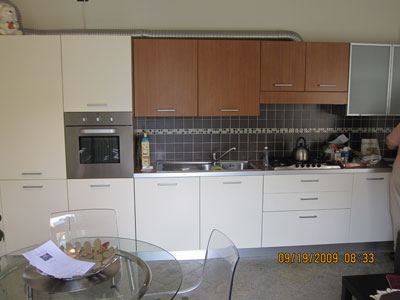 Modern kitchen and dining area in apartment at Lake Como, Italy. Photo: Cajka