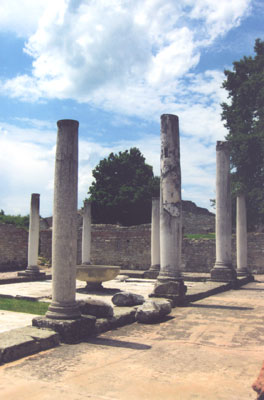 Columns and fountain in a courtyard in Romulania. Photos: Skurdenis