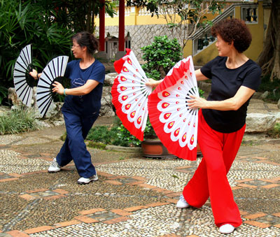 Two women performed morning exercises in the courtyard of Lou Lim Iok Garden. Photos: Horn