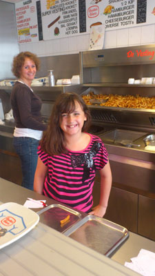 Brenda Bahner (the owner’s daughter) with her daughter at Cafeteria de Vesting in Naarden-Vesting. Photo: Norberg