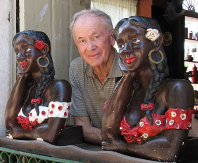 Maurice Black and two sculpted “black mamas” in Restaurante Antigamente. Photo: Jackie Black