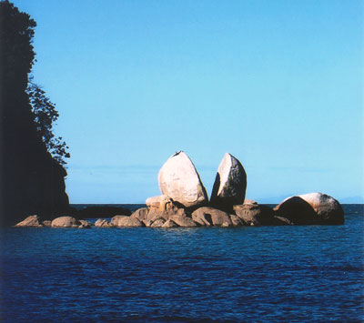 Split Apple Rock, just off of Kaiteriteri Beach in Abel Tasman National Park, South Island, New Zealand