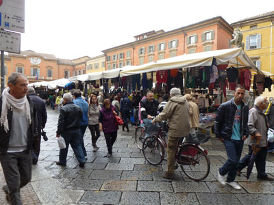 The outdoor market in Reggio’s Piazza Prampolini.