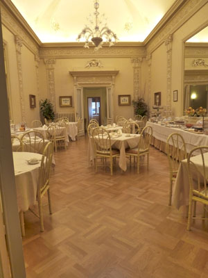 Hotel Posta’s bright breakfast room.