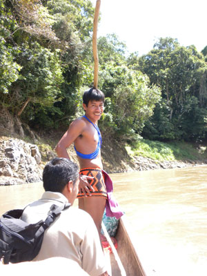 An Emberá tribe member navigating a piragua on the Chagres River.