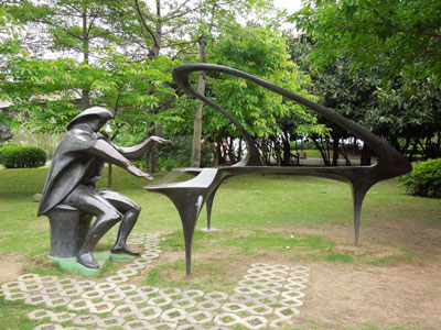 A statue in the park along the river in Fuzhou.