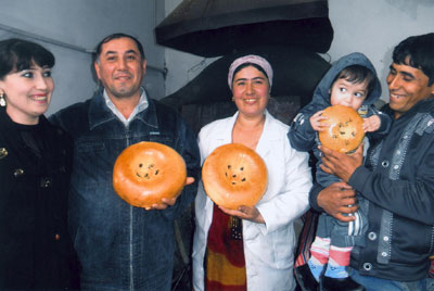 A Samarkand bread baker (center), her husband and their family.