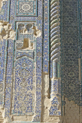 Fragmentary remains of the palace’s tile work reveal exquisite and sophisticated designs of foliate and geometric ornamentation.