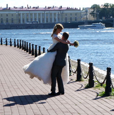 Newlyweds in St. Petersburg often use city landmarks as a backdrop for their wedding photos.
