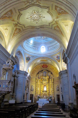 Nave and main altar of Alta Gracia church.