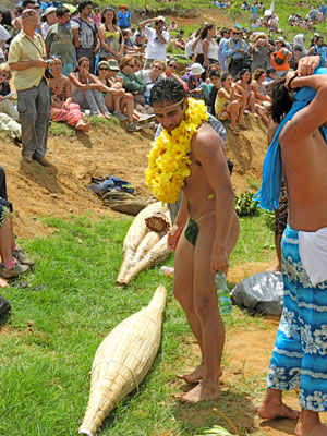 One of the canoe race contestants beside a reed racing boat — Rapa Nui. Photo by Linda Huetinck