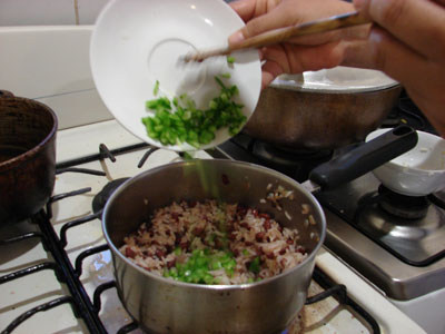 Adding green pepper to the Gallo Pinto Nicaragüense.