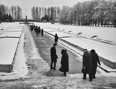 People walking past burial mounds toward the statue of Mother Russia in Piskarevskoye Memorial Cemetery. Photos by James F. Olander