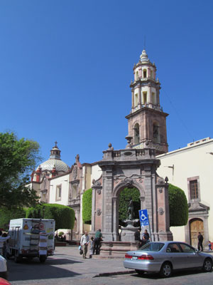 Courtyard of the Museo de Arte de Querétaro in the former Augustinian monastery — Querétaro.