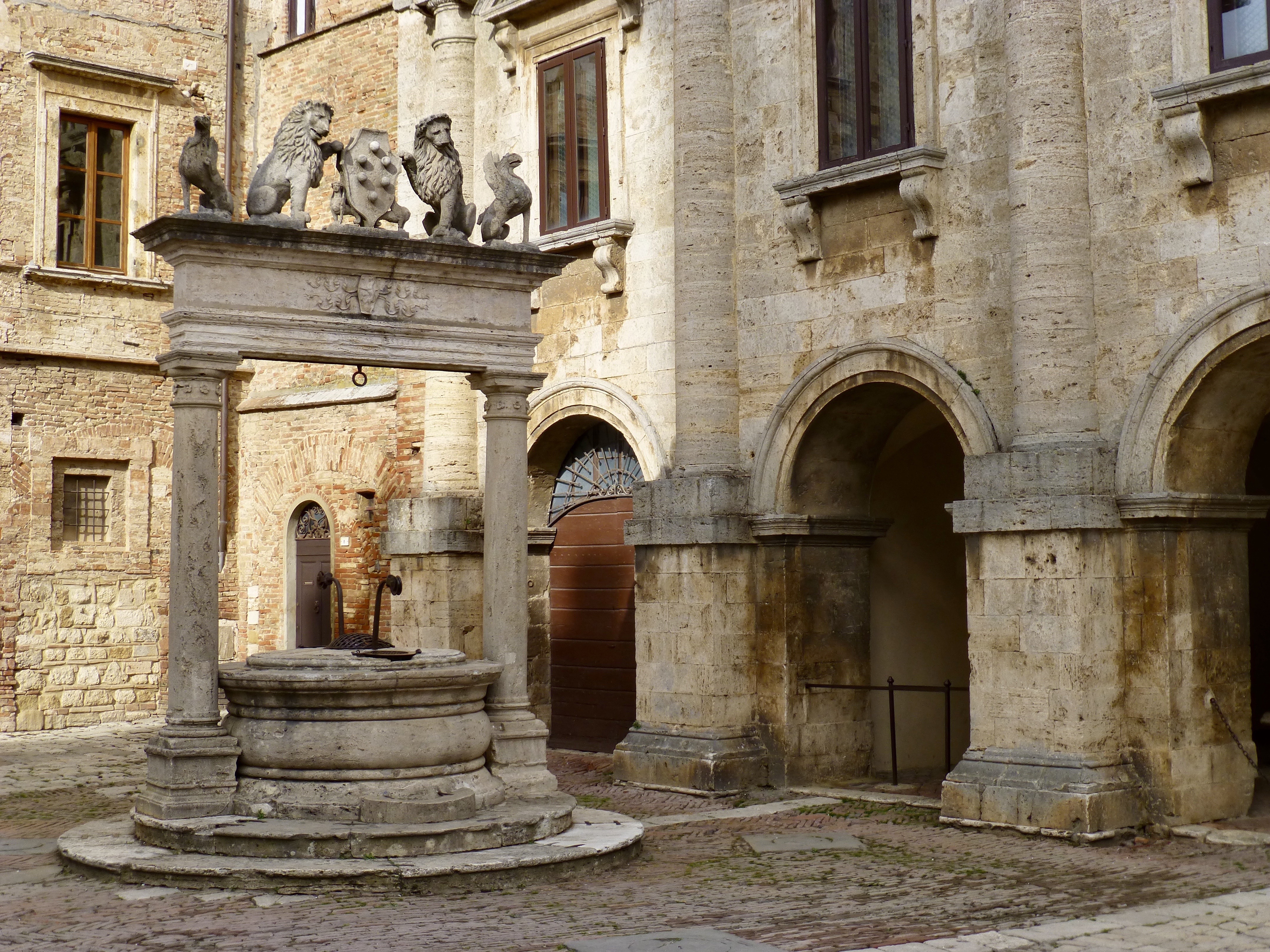 Il Pozzo dei Grifi e dei Leoni (Montepulciano, Italy)