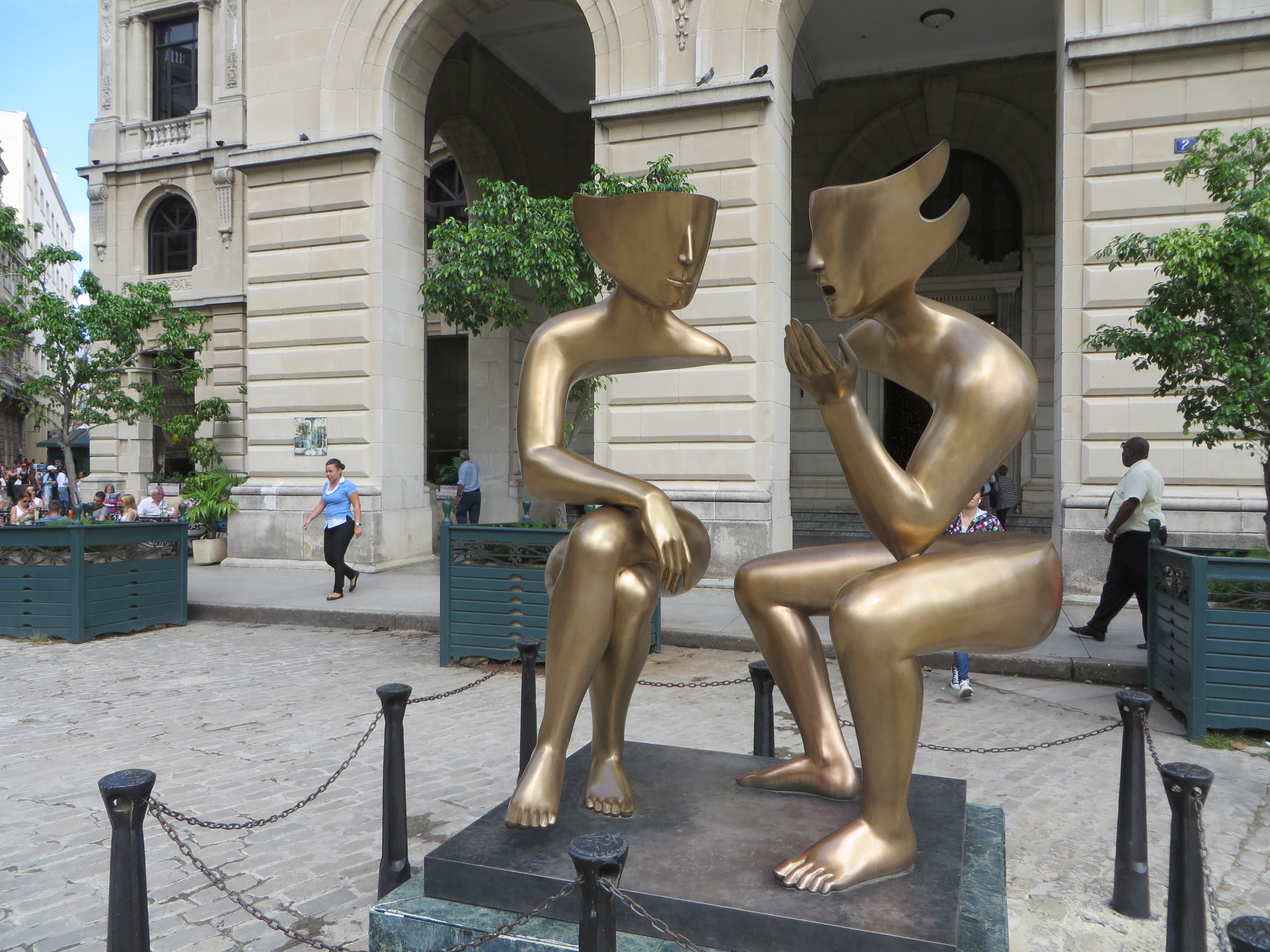 "La Conversacion" sculpture (Old Havana, Cuba)