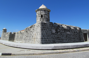 Cubaoutings - The Parque Historico Militar encompasses two of Havana's  famous fortresses: the Castillo de los Tres Reyes del Morro, also known as El  Morro, and Fortaleza de San Carlos de la