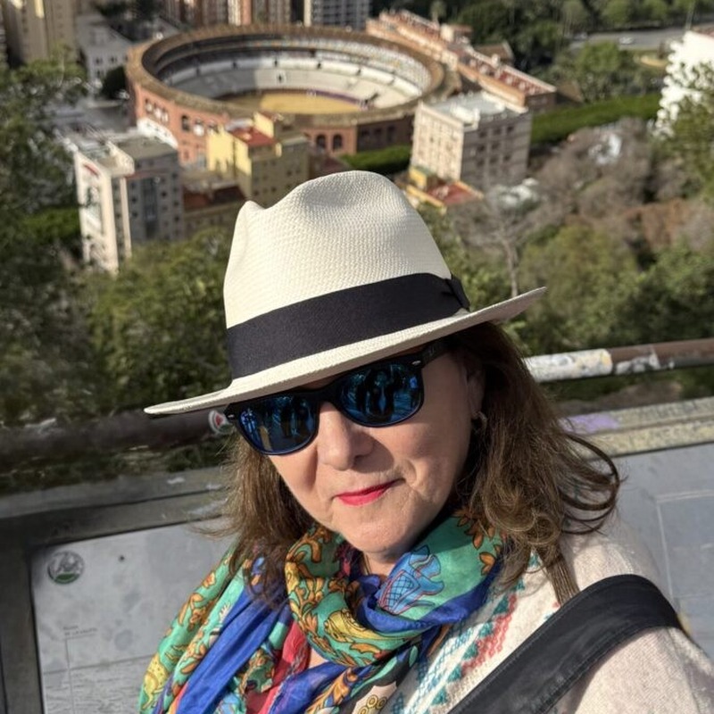 woman with a hat and sunglasses
