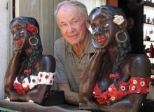 Maurice Black and two sculpted “black mamas” in Restaurante Antigamente.