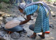 Woman making injera (sour fermented flatbread) in Bahir Dar, northern Ethiopia, in October 2019. Photo by Marian Herz