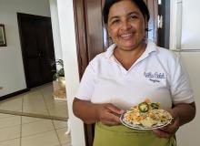 Sara Ayedris with a plate of <i>vigorón</i>. Photos by Sandra Scott