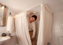 Wielding a handheld shower in a tight shower space lacking a soap dish or shelf may lead to some bathroom gymnastics. Photo by Dominic Bonuccelli