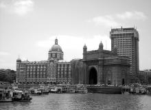 Bombay’s famous Gateway to India Arch and the historic hotel Taj Mahal Palace & Tower. Photos: Keck