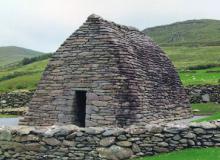 The entrance to the Dunbeg promontory fortress — Dingle Peninsula. Photos: Skurd