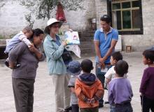 Karen Heady reading “The Cat in the Hat” to children at the Dickey Orphanage in Lhasa, Tibet. Photo by Rod Smith