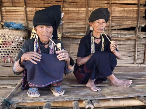 Akhu_tribal_women_smoking_bamboo_pipes.JPG