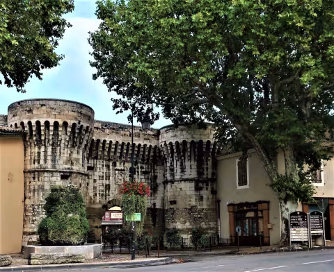 Block_Medieval city gate of Pernes-les-Fontaines.JPG