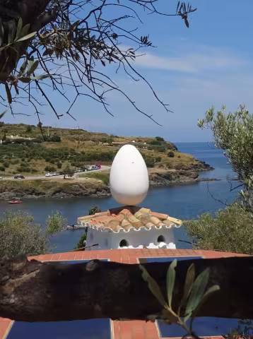 Cat_11 Egg on roof of Casa Dali Portlligat.jpg