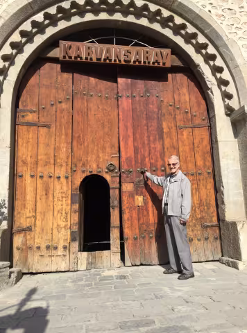 Cau_David_at_the_Sheki_Caravanserai.jpg
