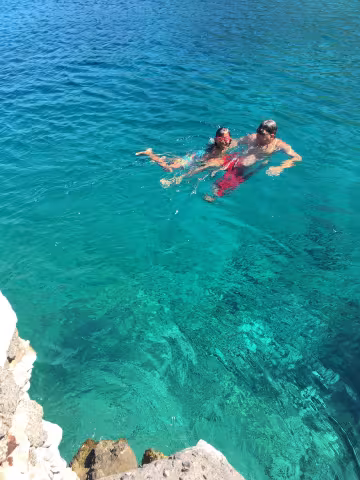 Huetinck_2_enjoying_water,_Kokala.jpg