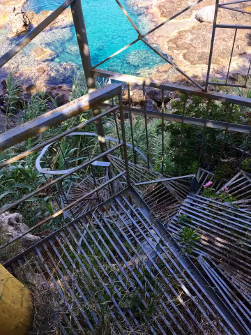 Huetinck_5_stair,_Blue_Lagoon,_Stupa.jpg