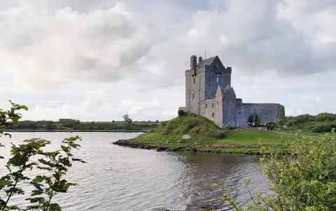 Ireland_Dunguarie_Castle.jpg