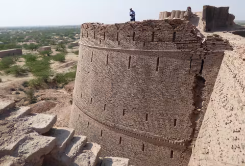 Pak_Massive Wall of the Derawar Fort.jpg
