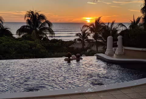 Scott_Infinity_pool_rgb.jpg