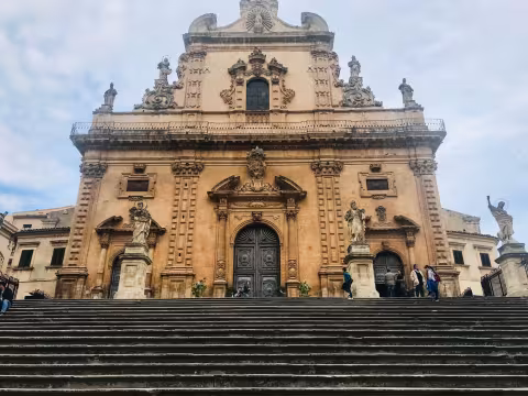 Sicily_Modica_chuch_with_statues.jpg