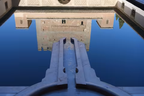 Spain_8_reflection_in_the_pool_at_Generalife_Granada.JPG