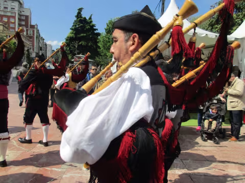 Spain_Asturian_bagpipers_in_Oviedo.jpg