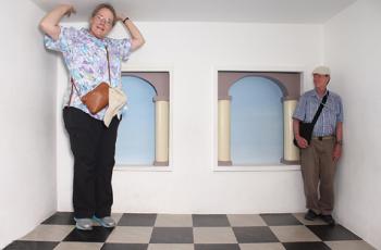 Kathy Dolan and Lorenz Rychner demonstrating an optical illusion.