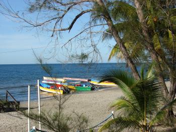 La Ensenada beach, with boats to rent — Tela, Honduras.