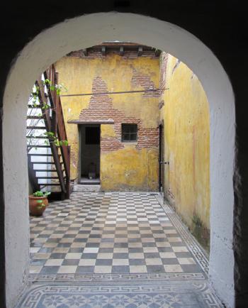 The interior courtyard of Casa Mínima.