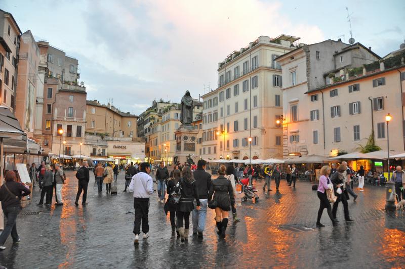 The heretic Giordano Bruno stands on the spot where he was burned. Photo by Cameron Hewitt